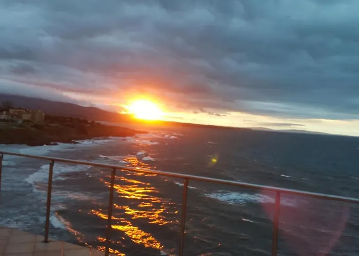 בית הארחה The Yellow House אקהטופול